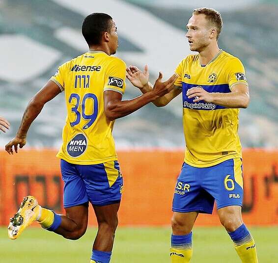 גלזר חוגג עם גררו // צילום: אלן שיבר